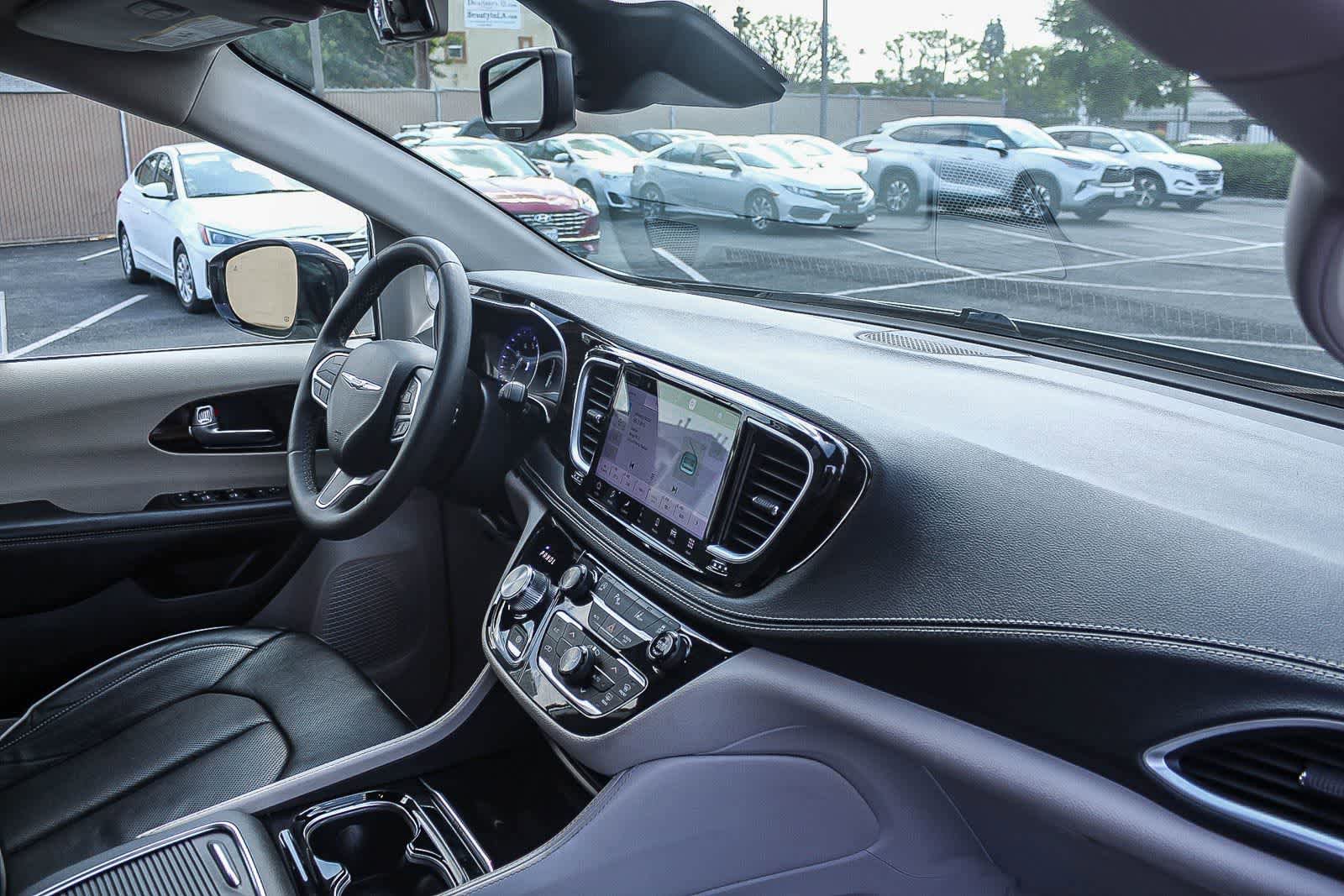 Used 2023 Chrysler Pacifica Limited image 23