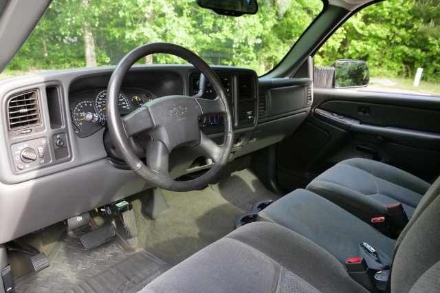 Used 2004 Chevrolet Silverado 2500 LS RWD image 2