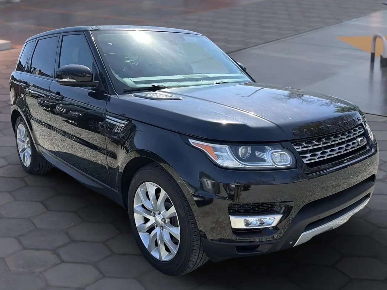 Used 2014 Land Rover Range Rover Sport HSE image 16