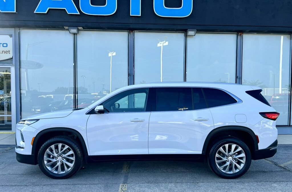 Used 2025 Buick Enclave Preferred FWD image 3