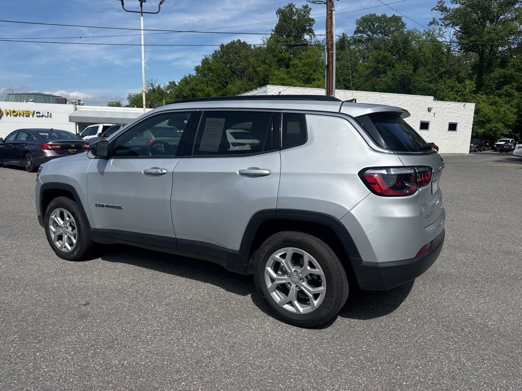 Used 2024 Jeep Compass Latitude AWD/4WD image 4
