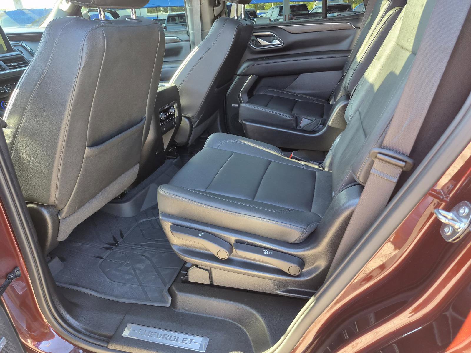 Used 2022 Chevrolet Tahoe Z71 w/ Luxury Package AWD/4WD image 3