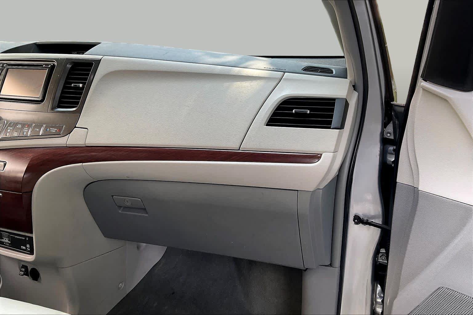 Used 2014 Toyota Sienna XLE w/ Entertainment Package FWD image 18