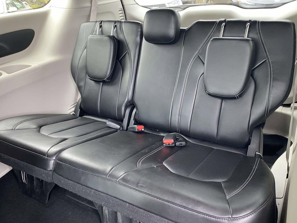 Used 2024 Chrysler Pacifica Touring-L image 12