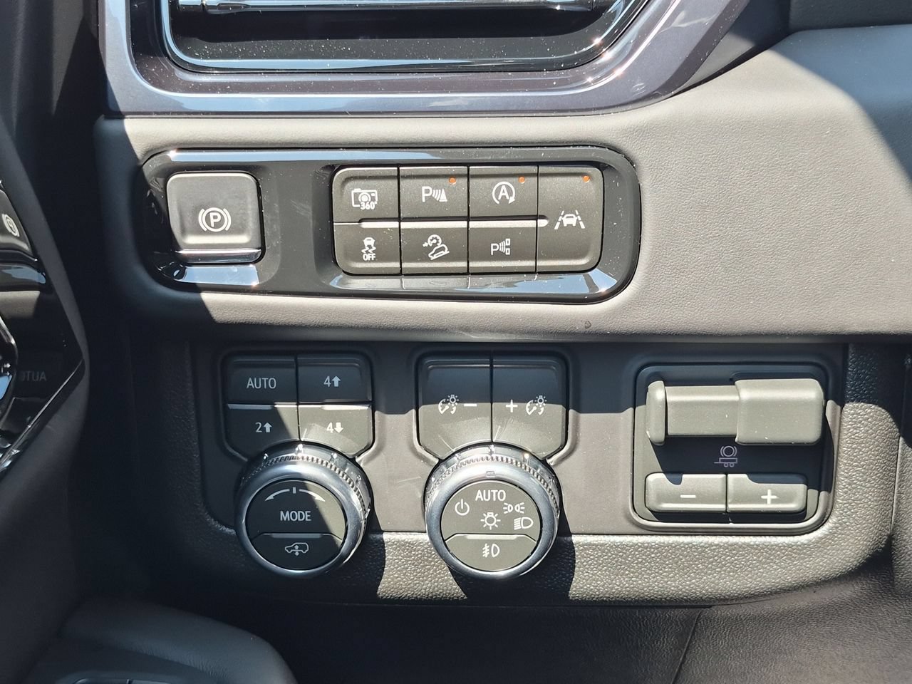 New 2026 GMC Yukon AT4 Ultimate AWD/4WD image 18