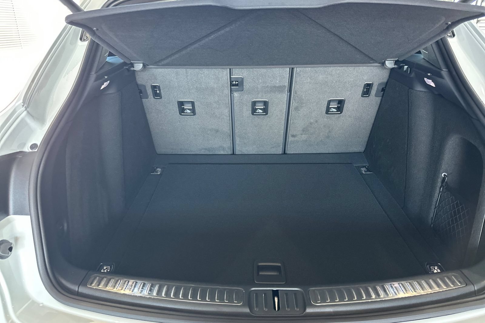 New 2026 Porsche Macan AWD/4WD image 17