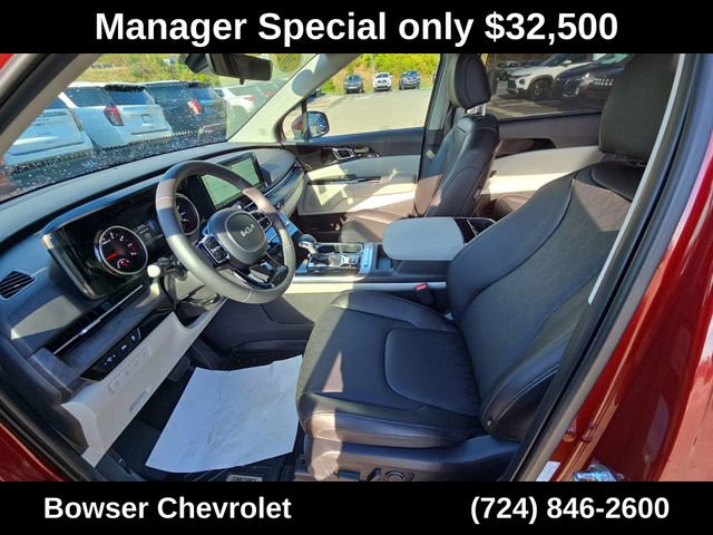 Used 2024 Kia Carnival EX image 11