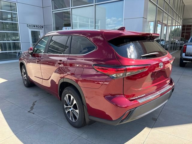 Used 2023 Toyota Highlander XLE AWD/4WD image 5