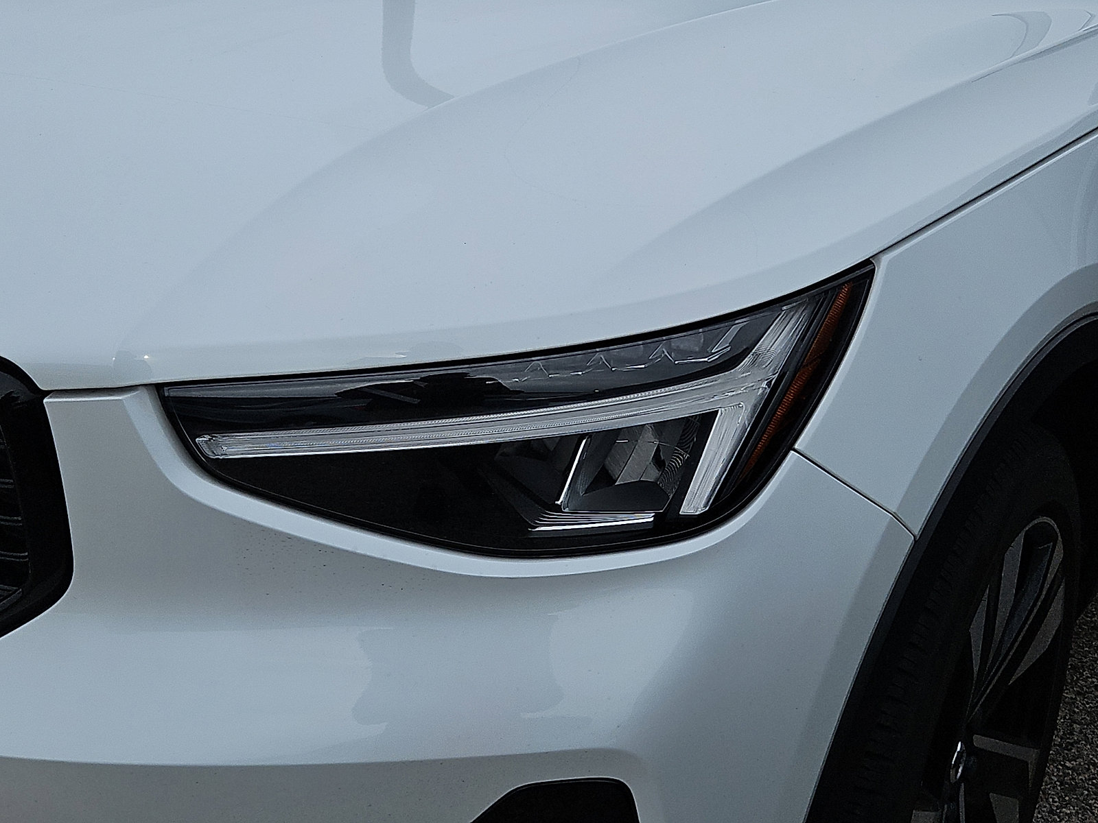 Certified 2023 Volvo XC40 B5 Plus w/ Protection Package Premier image 4
