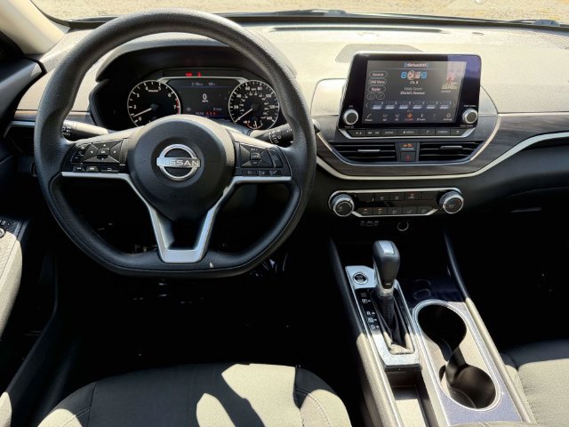 Used 2024 Nissan Altima 2.5 SV FWD image 3
