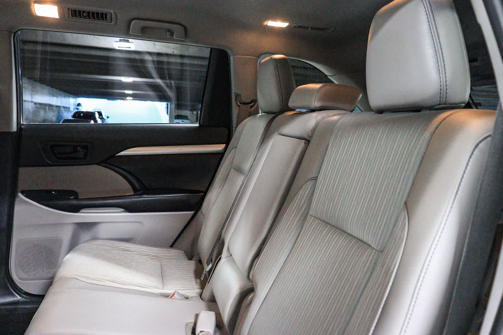 Certified 2019 Toyota Highlander Plus w/ Carpet Mat Package (TMS) FWD image 19