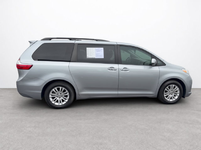 Used 2017 Toyota Sienna XLE Premium FWD image 6