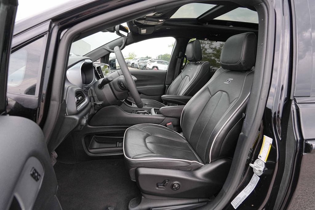 Used 2025 Chrysler Pacifica Limited FWD image 17