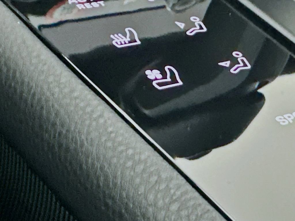 Certified 2025 Porsche Macan image 23