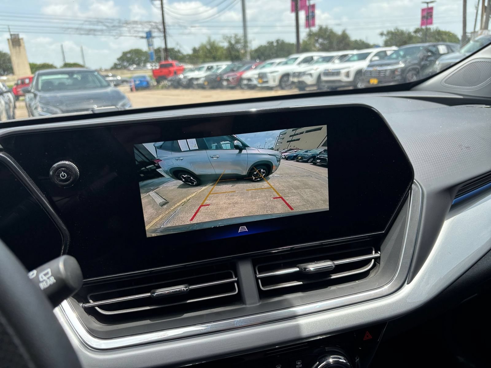 Used 2025 Chevrolet Trax LT FWD image 18