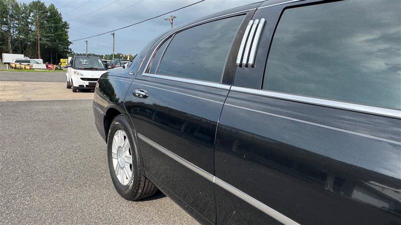 Used 2008 Lincoln Town Car Executive RWD image 27