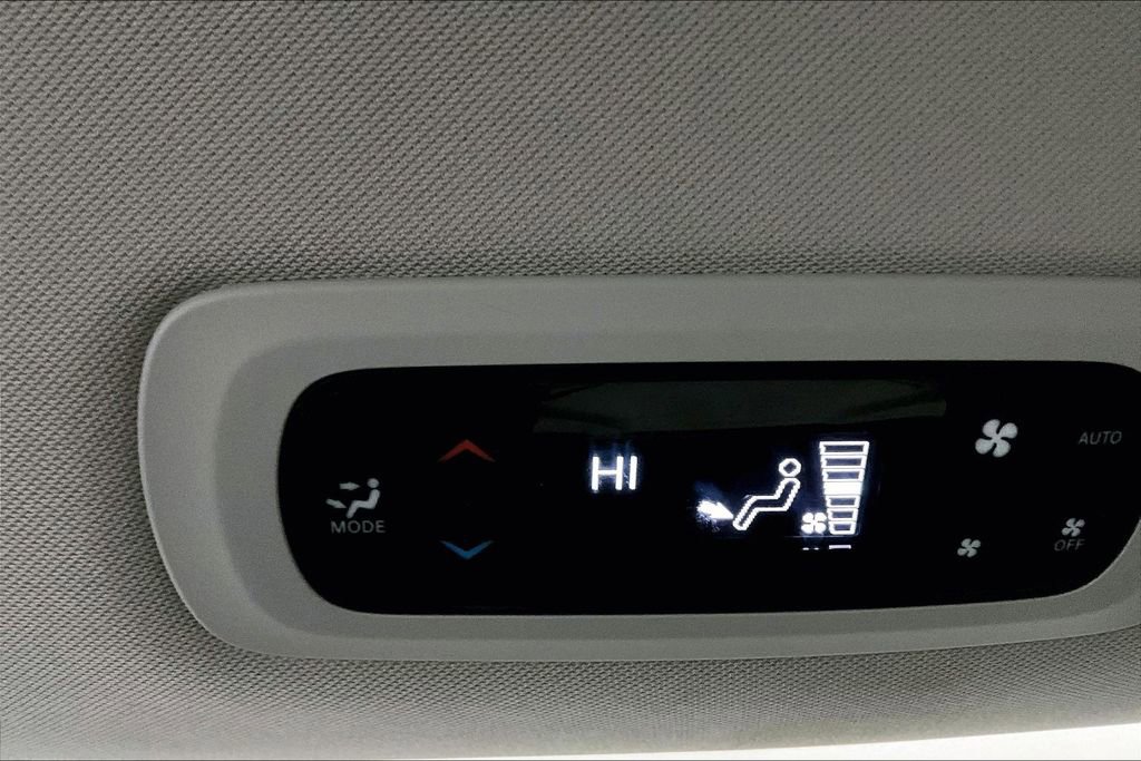 Used 2023 Chrysler Pacifica Touring-L image 11