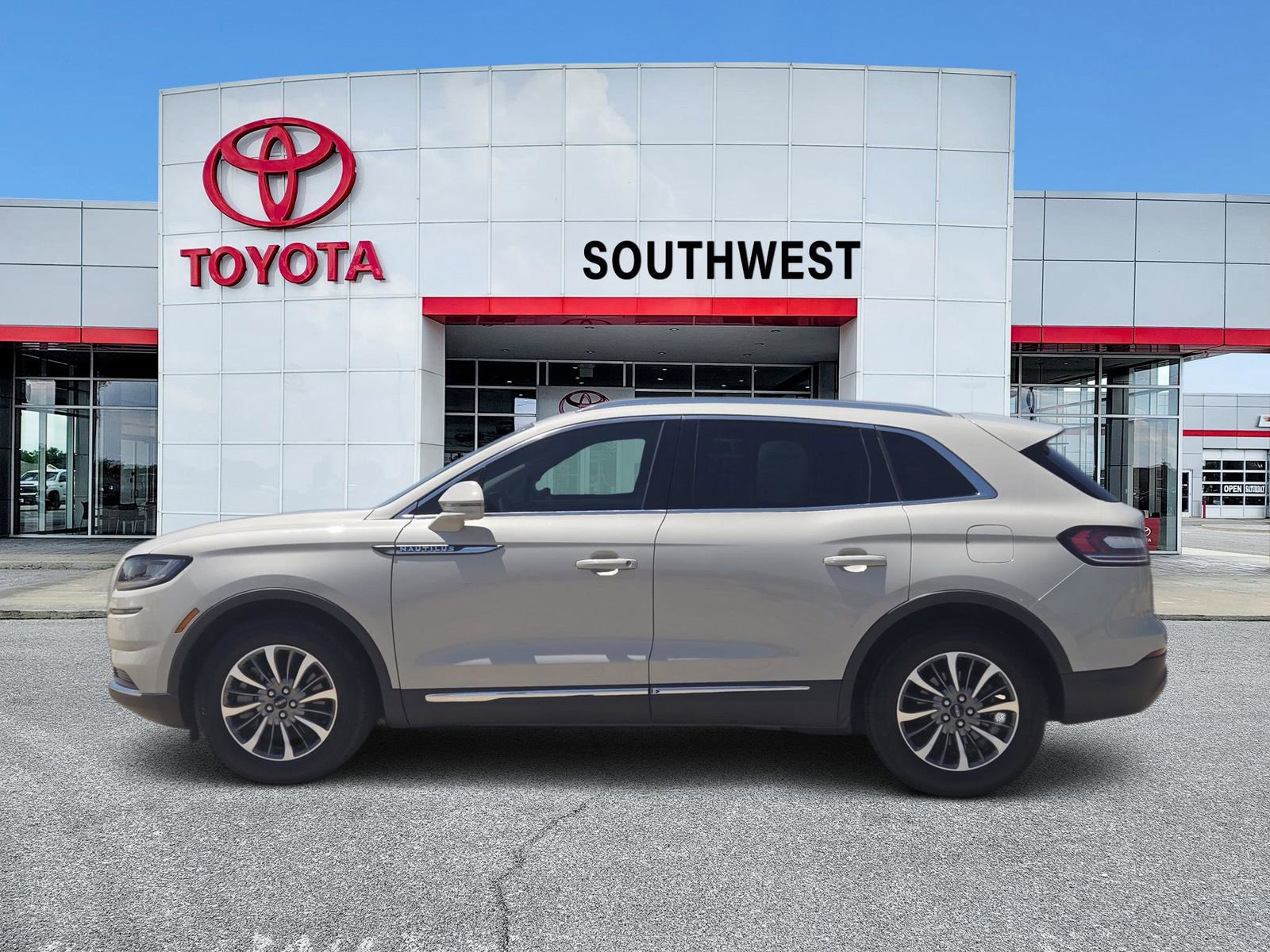 Used 2022 Lincoln Nautilus FWD w/ Premium Package image 3