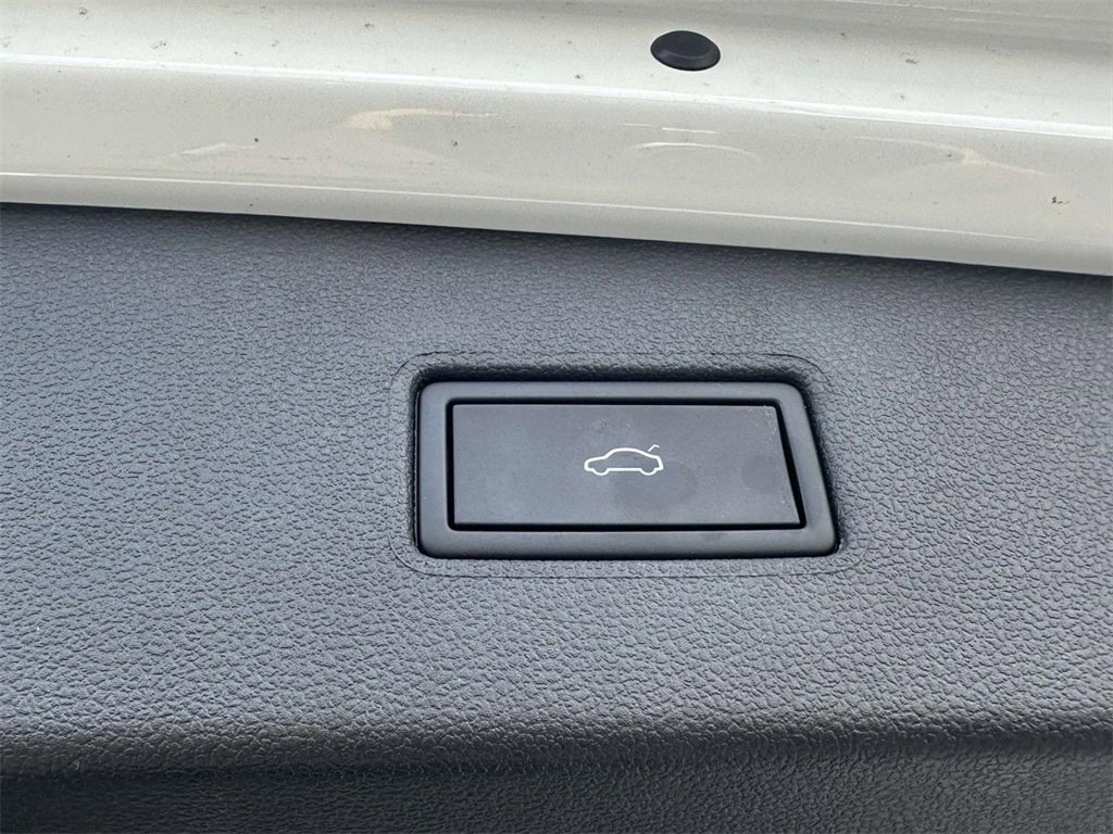 Used 2024 Volkswagen Tiguan SE image 9