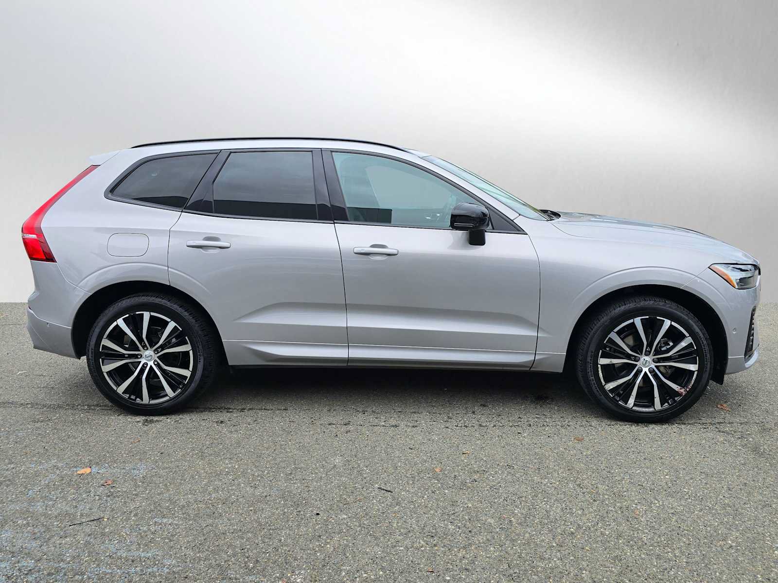Certified 2023 Volvo XC60 B5 Ultimate AWD/4WD image 3