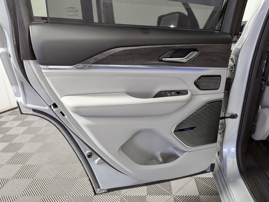 Used 2022 Jeep Grand Cherokee Overland w/ Adv Protech Group III image 46