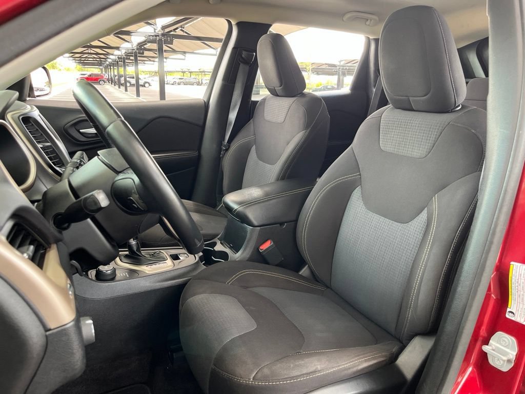 Used 2017 Jeep Cherokee Latitude w/ Safety/Convenience Group AWD/4WD image 25
