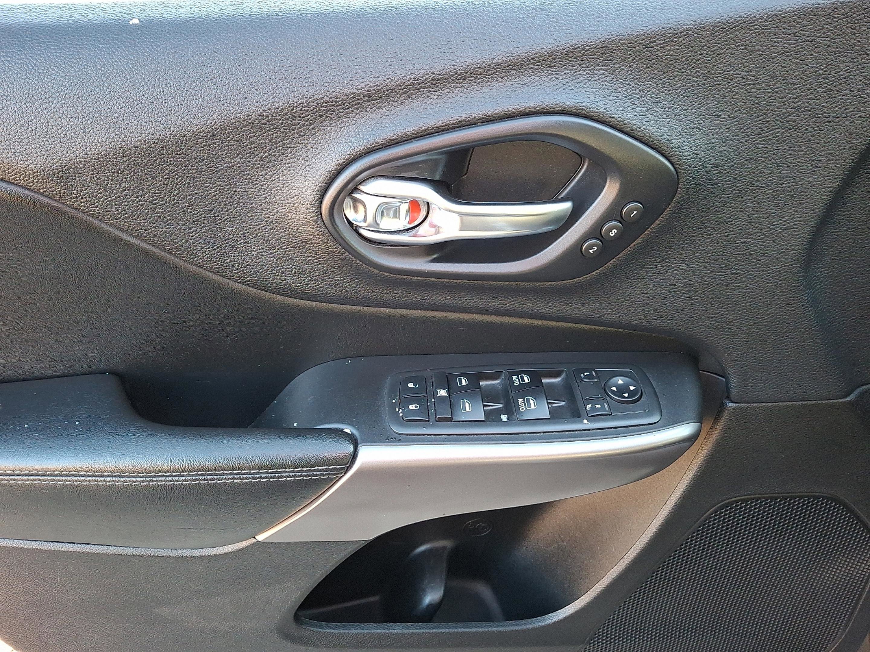 Certified 2019 Jeep Cherokee Limited image 12