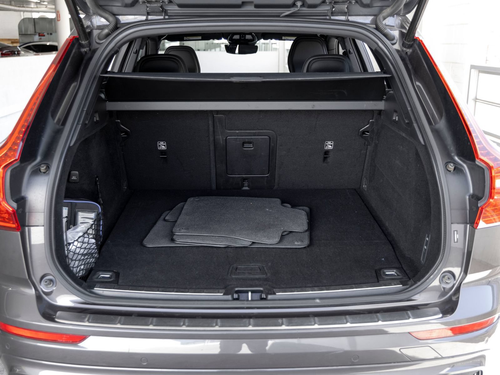 Used 2022 Volvo XC60 T8 R-Design w/ Advanced Package AWD/4WD image 21