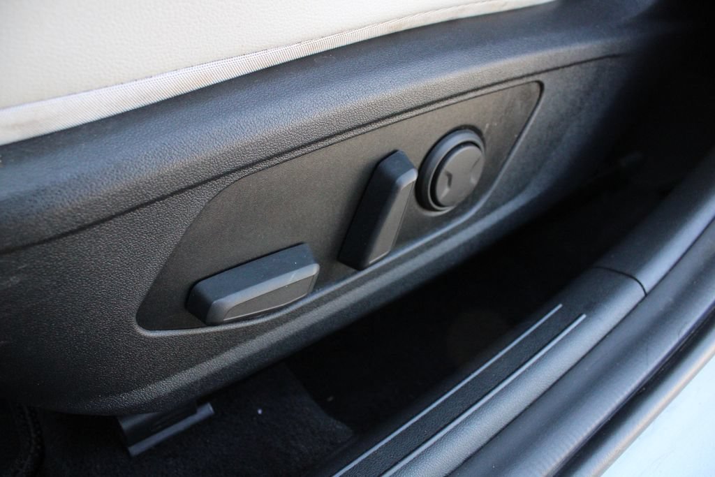 Used 2023 Hyundai Elantra Limited FWD image 3