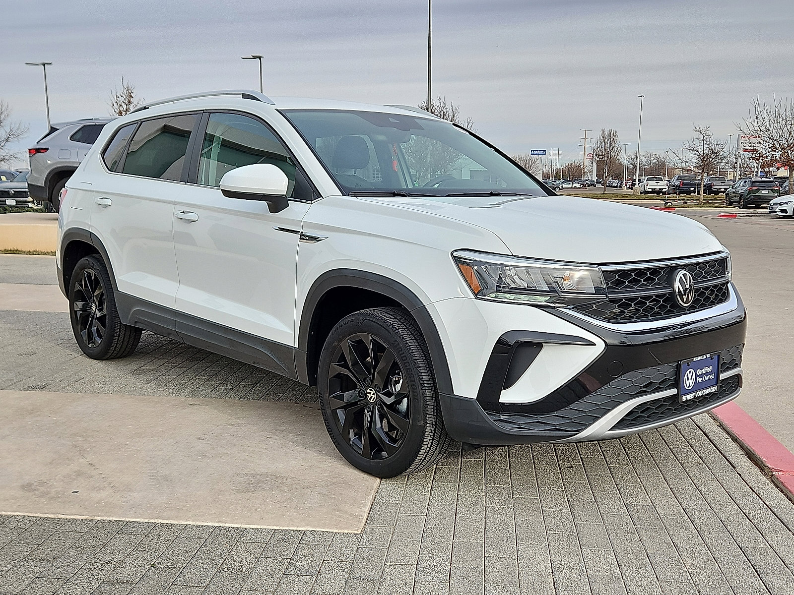 Certified 2023 Volkswagen Taos SE w/ Black Wheel Package image 4