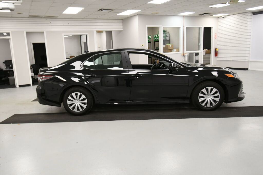 Used 2022 Toyota Camry LE image 7