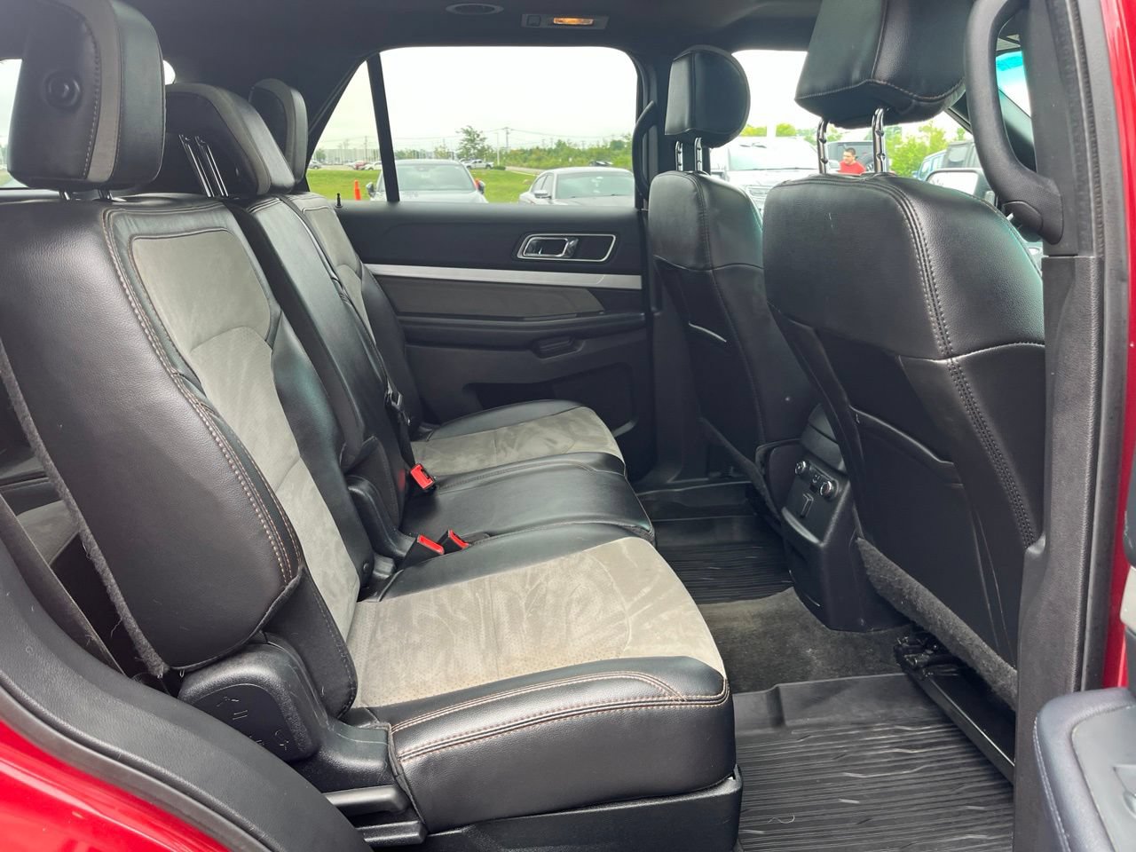 Used 2017 Ford Explorer XLT w/ Equipment Group 202A AWD/4WD image 14