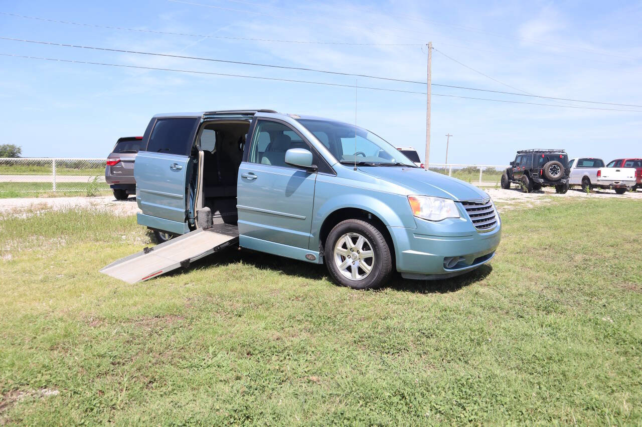Used 2008 Chrysler Town & Country Touring image 19