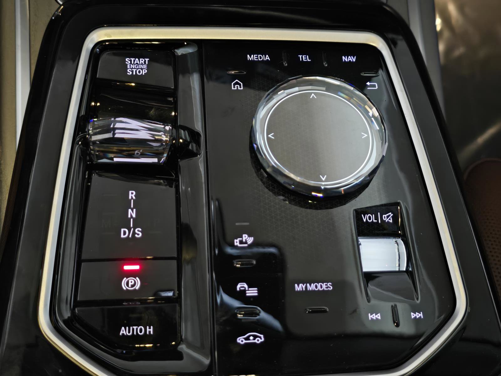 New 2025 BMW 750e xDrive w/ Premium Package image 14