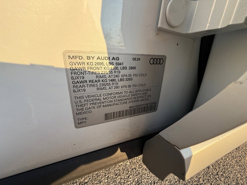 Used 2024 Audi Q5 e Premium w/ Convenience Package image 35