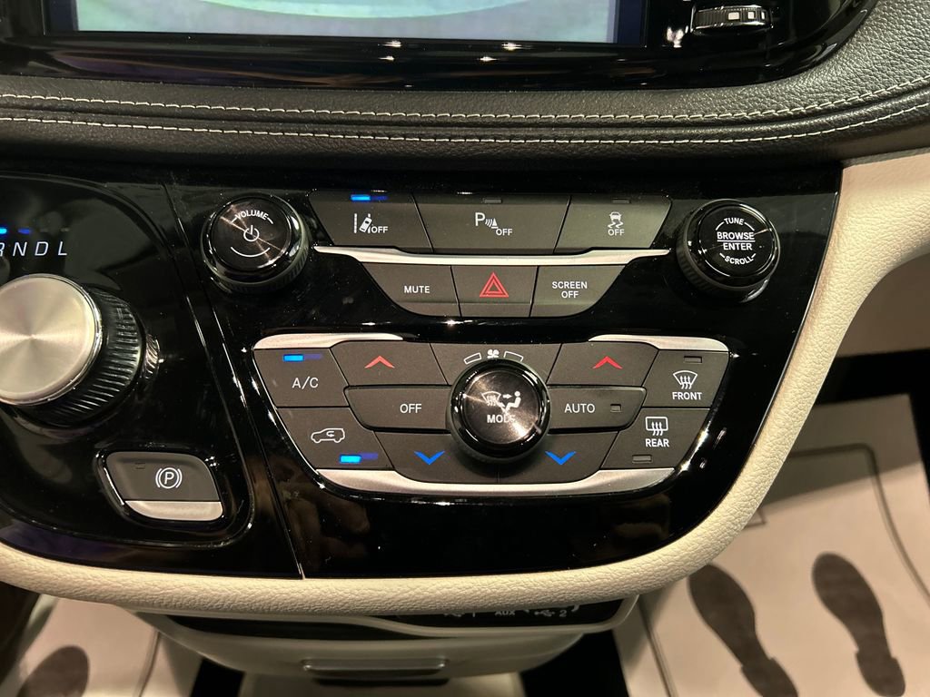 Used 2024 Chrysler Pacifica Select image 19