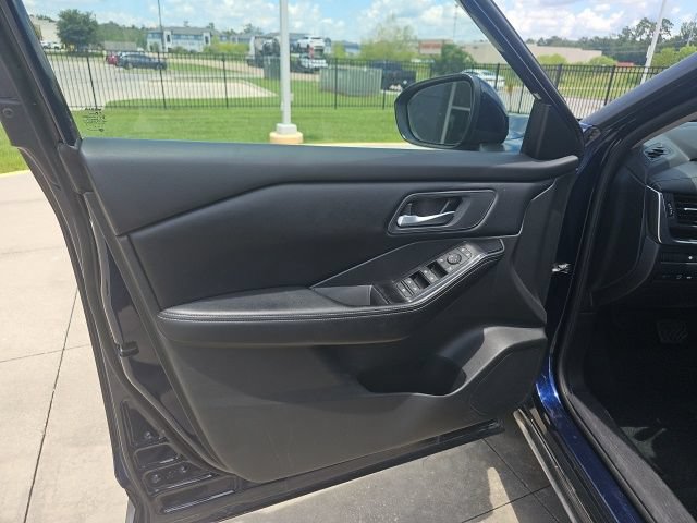Used 2025 Nissan Rogue SV FWD image 12
