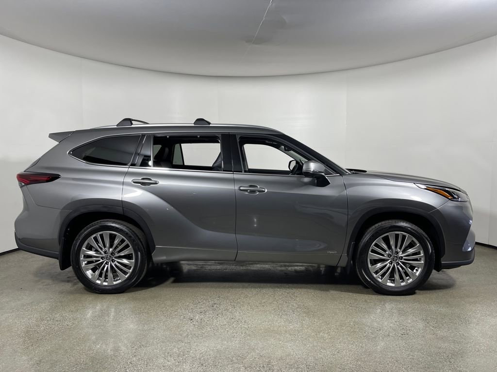 New 2026 Toyota Highlander Platinum image 2
