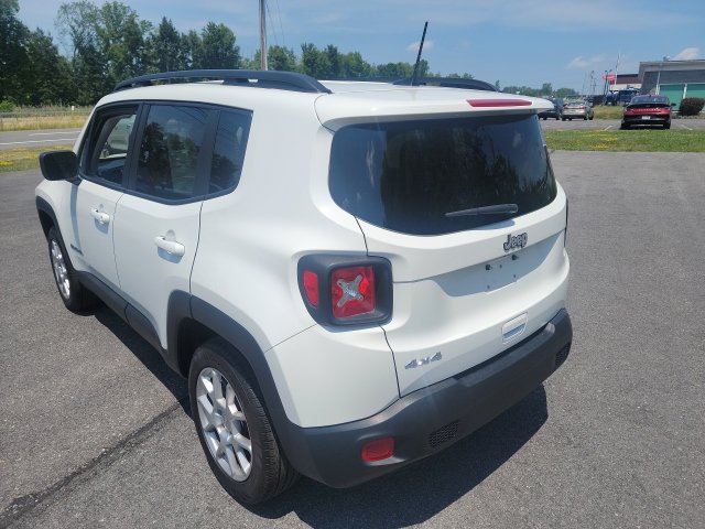 Used 2023 Jeep Renegade Latitude w/ Premium Group AWD/4WD image 3