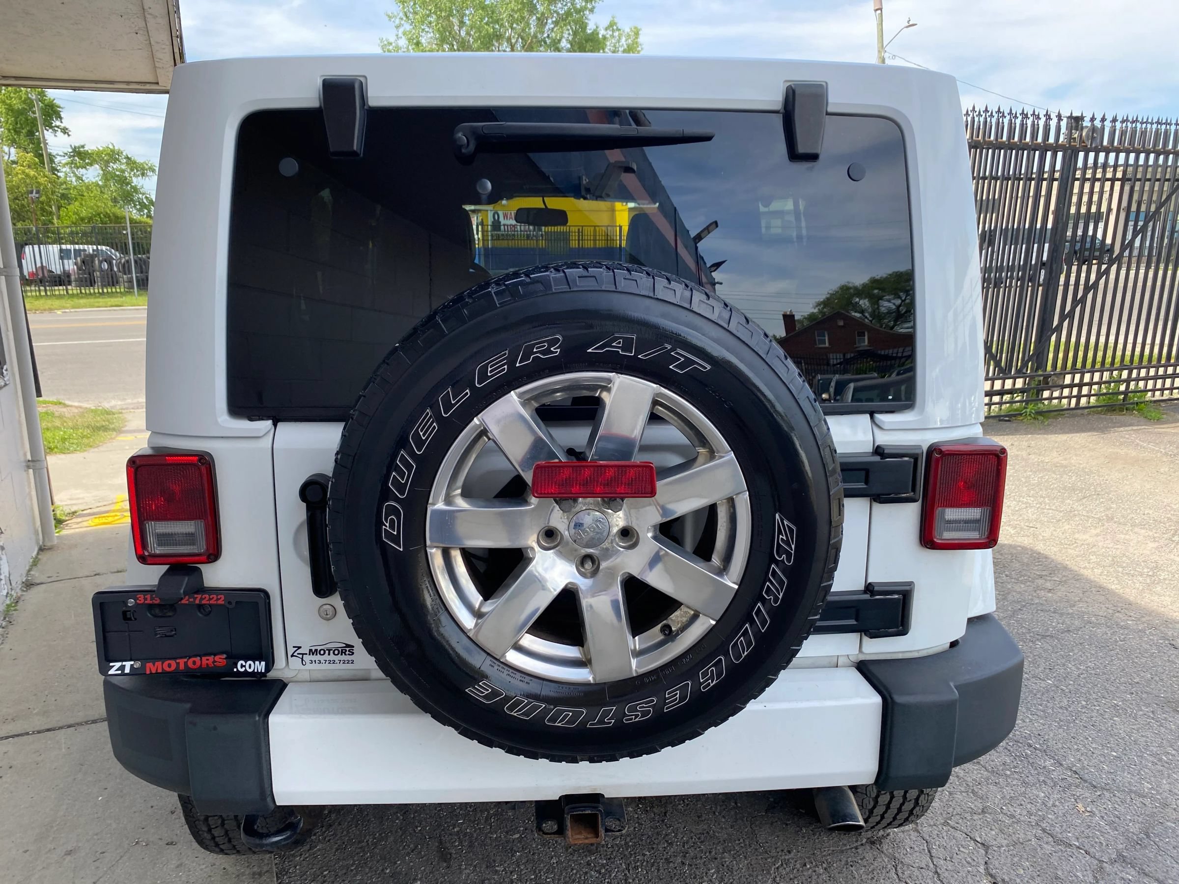 Used 2015 Jeep Wrangler Unlimited Sahara w/ Mopar Chrome Edition Group AWD/4WD image 7