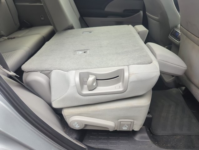Used 2019 Toyota Highlander LE FWD image 22