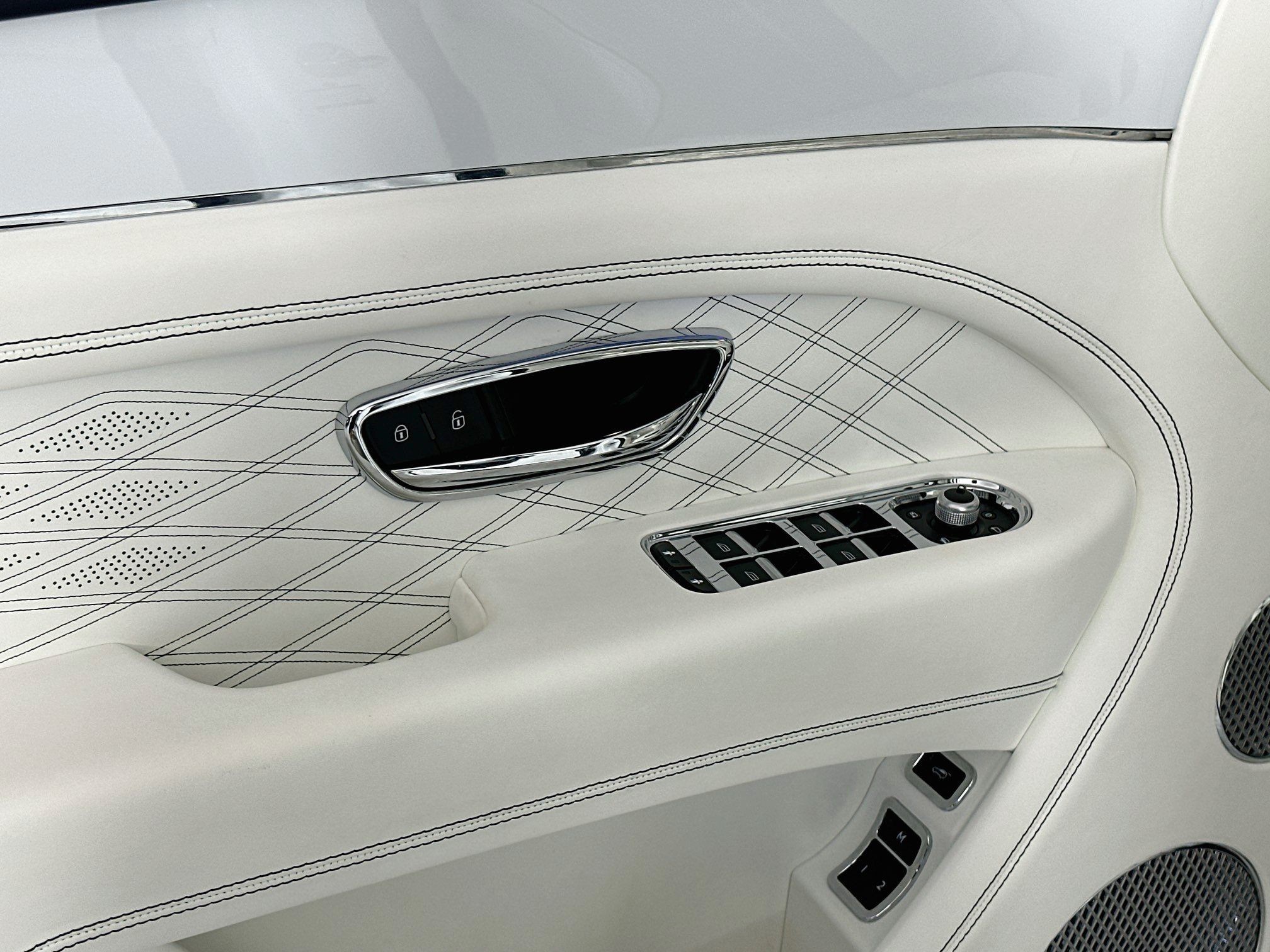 Certified 2023 Bentley Bentayga Extended Wheelbase AWD/4WD image 18