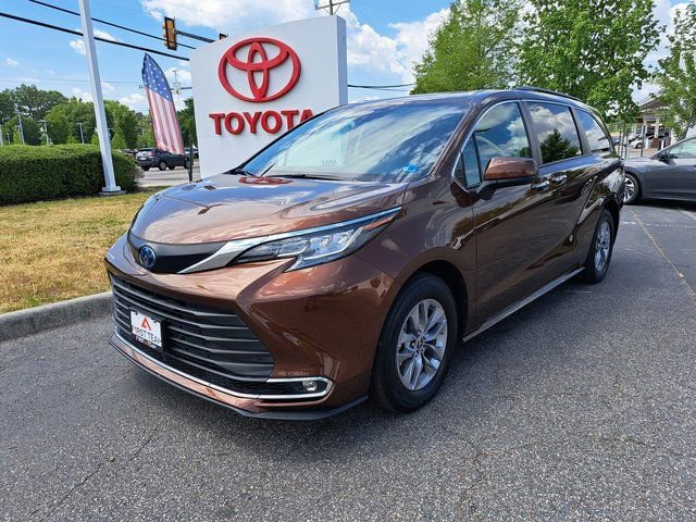 Certified 2022 Toyota Sienna XLE w/ XLE Plus Package FWD image 2