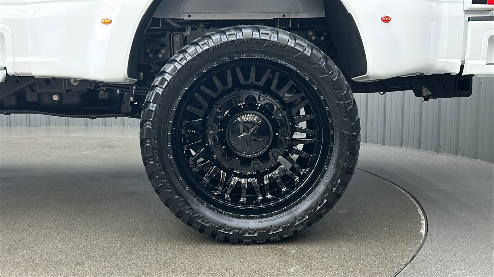 Used 2025 Ford F450 Platinum w/ FX4 Off-Road Package image 11