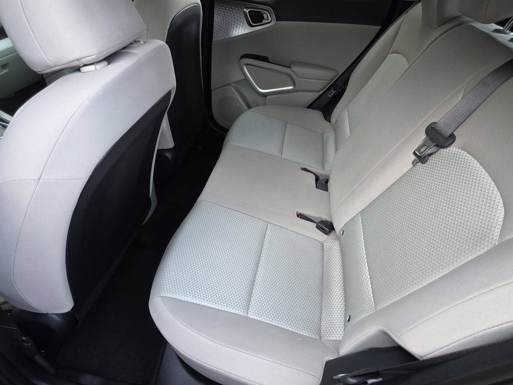 Used 2023 Kia Soul LX w/ LX Technology Package FWD image 8