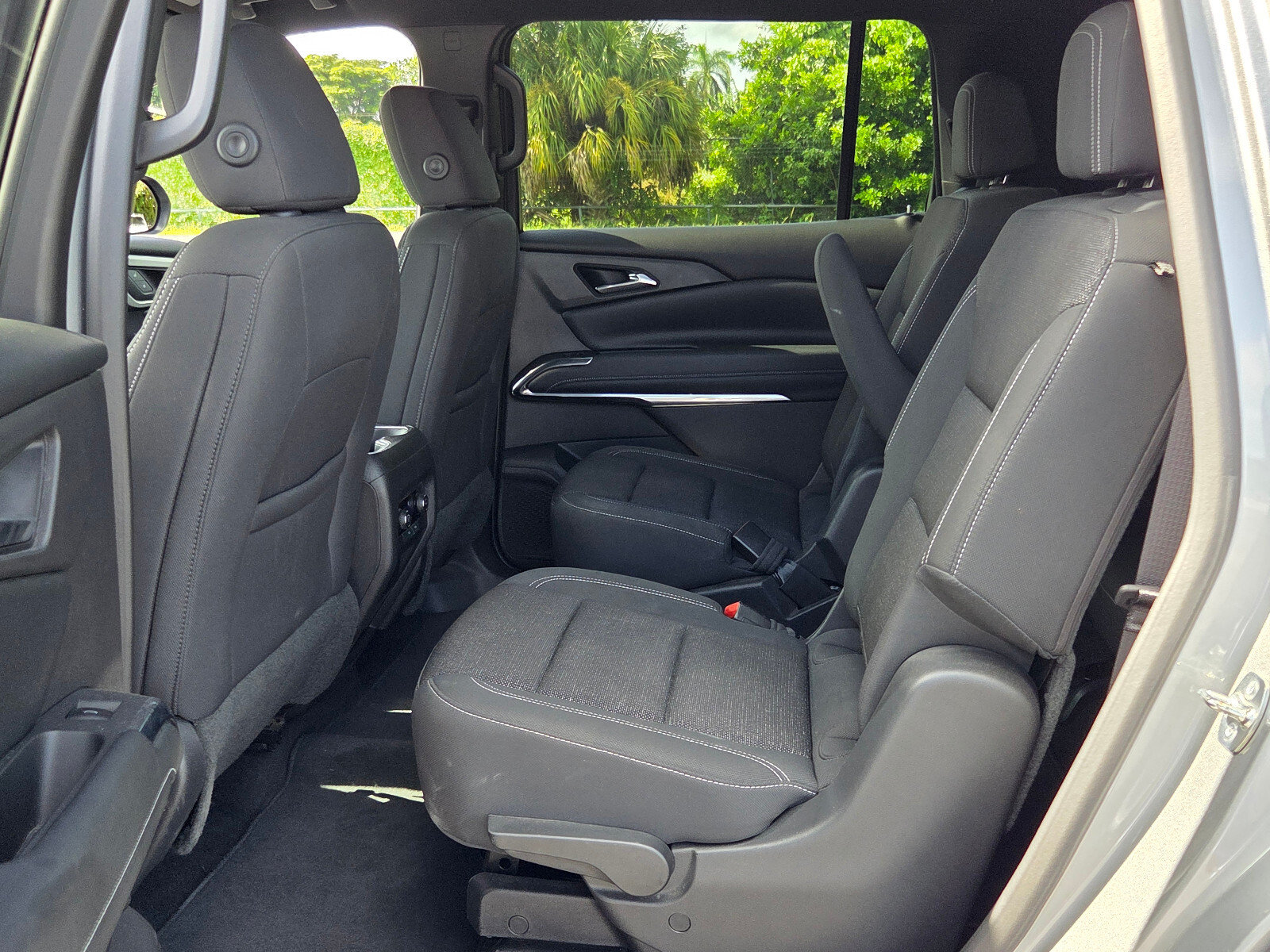 Certified 2025 Chevrolet Traverse LT w/ Midnight/Sport Edition FWD image 8