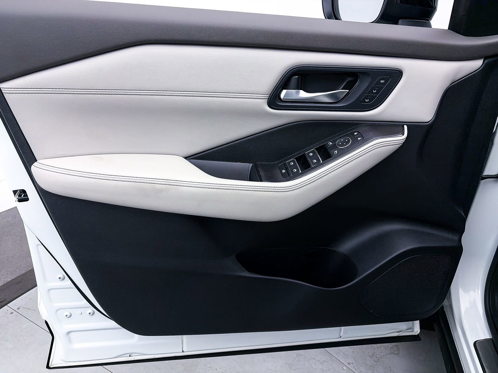 Used 2023 Nissan Rogue SL w/ SL Premium Package image 17