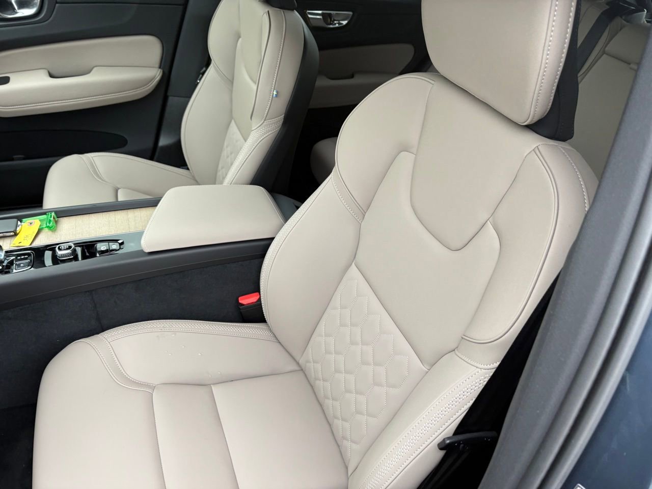 New 2026 Volvo XC60 B5 Plus AWD/4WD image 18