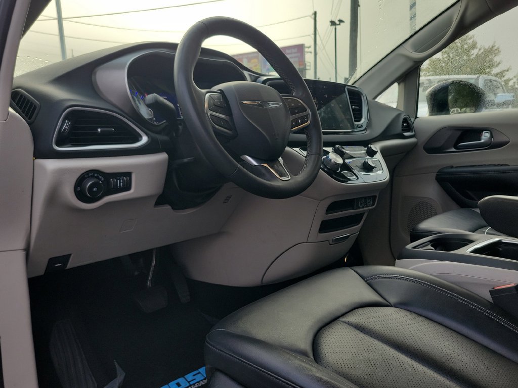 Used 2024 Chrysler Pacifica Touring-L FWD image 27