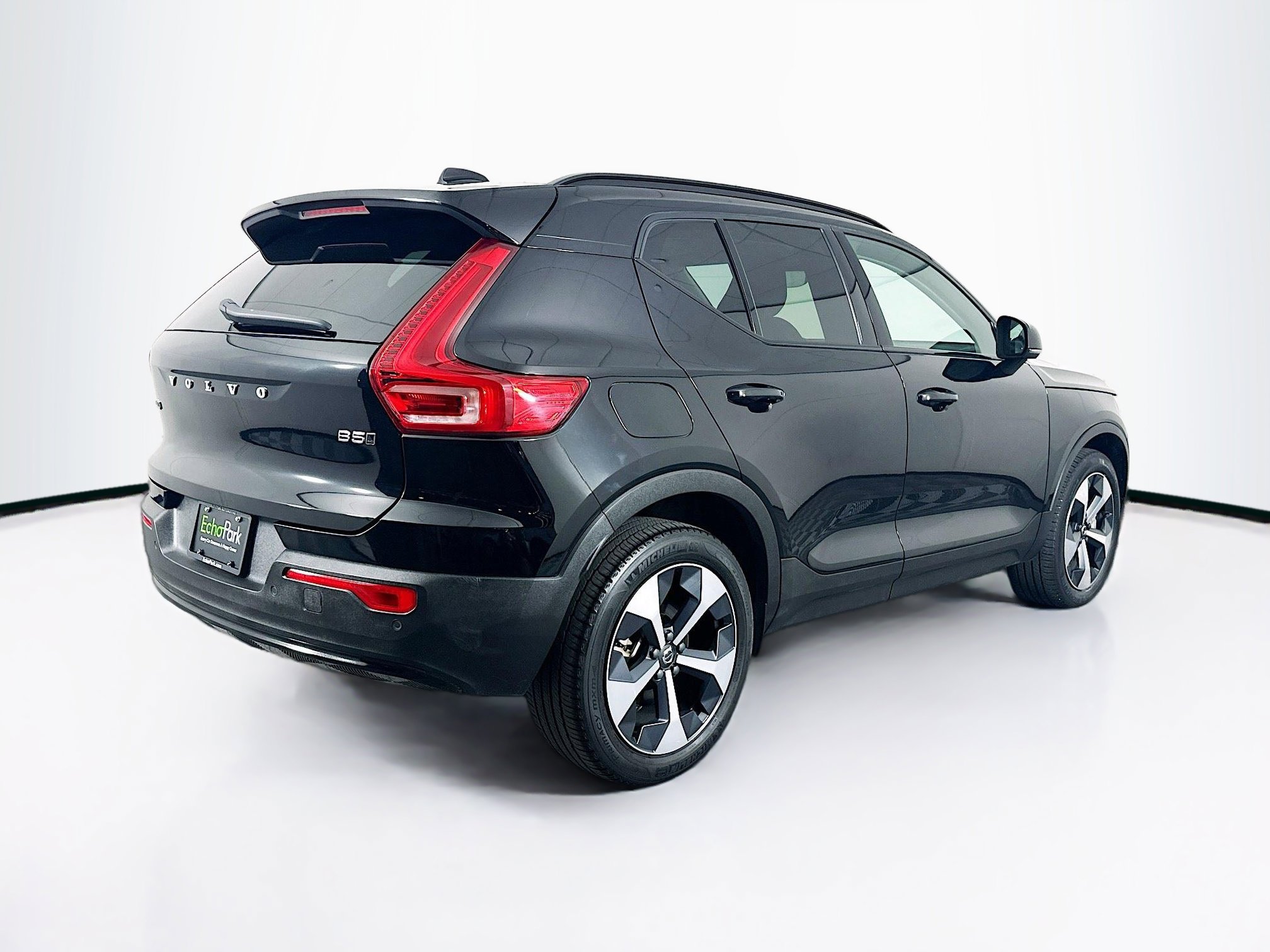 Used 2024 Volvo XC40 B5 Core image 9